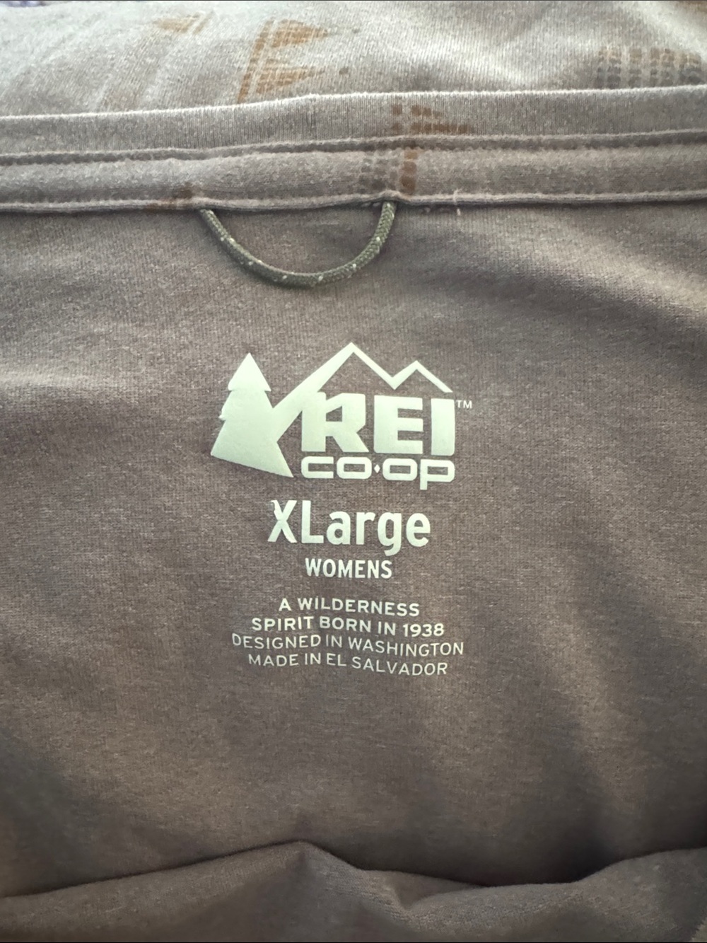 REI Short-Sleeve Crew Tee in Mauve with Subtle Geometric Print - Picture 3 of 3